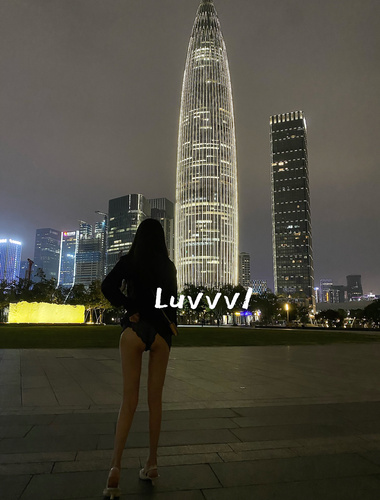 最新8月無水福利！露出狂熱愛好者【Luvvv1】推特絕版福利，極品女神喜歡露出，喜歡聚眾淫亂群P