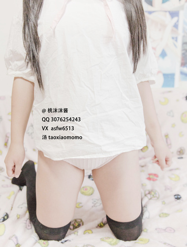Nữ sinh tương phản khuôn viên xanh "Momo Momo" có mái tóc hai bím dễ thương
