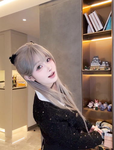 ผู้หญิงเลวตัวน้อยที่บริสุทธิ์และตัดกัน "Pui Xiaoliu" เป็นลูกหมาสีชมพูและสีชมพูพ่อมาเรียกร้องสิ
