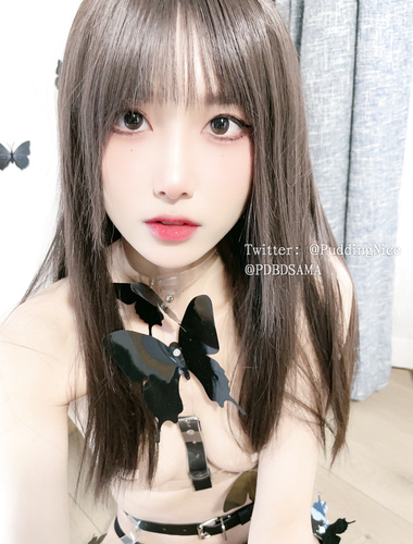 推特极品露脸女神【布丁大法】强势回归私拍4套，尺度突破，清晰露出肥鲍，手指隔内裤紫薇（1）