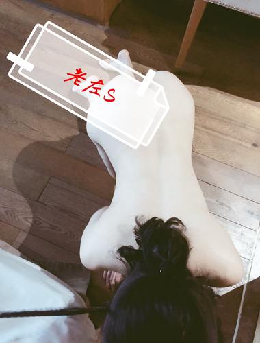 字母圈调教大神『老左S』圈养调教各种妹子，野外全裸露出调教，野战潮喷淫水泛滥
