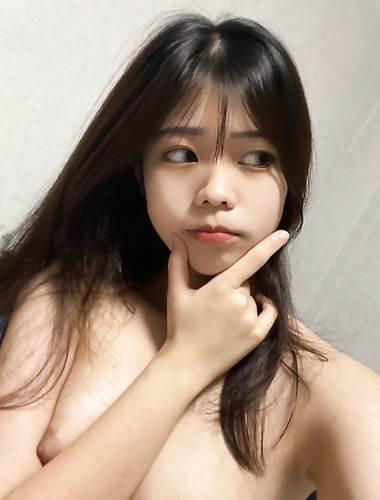 Nữ sinh trong sáng và xinh đẹp, một con đĩ riêng tư đang nhỏ giọt nước dâm dục, ngồi xổm, đảo mắt và thè lưỡi, dang rộng âm hộ, xoa ngực và mặt, và chụp ảnh tự sướng cùng nhau