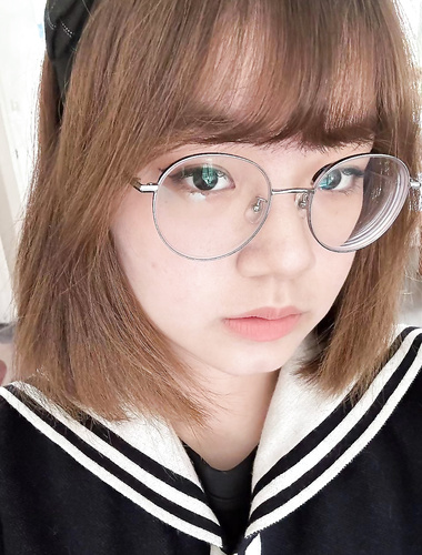 在樓道無套後入眼鏡妹，極品的饅頭逼被無套爆操內射