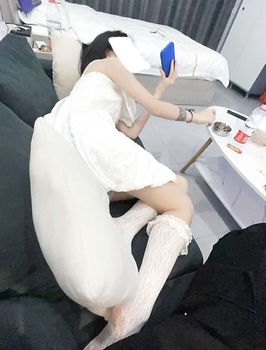 極上美少女を犯すことを専門とする「ドッグキング」の神様が、5人の女子高生たちとセックスする。軽く犯されると呻き声を上げ、激しく犯されると壊れそうなほど感じてしまう。