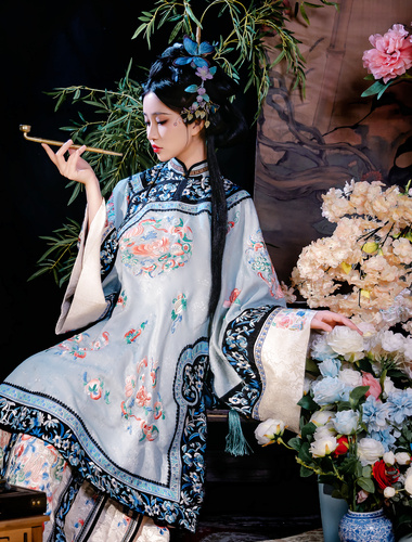 精緻胸模女神｢年年｣絲蘭陵氣質大家閨秀 圓潤美胸軍閥玩物 慵雅脫俗真想把玩一番