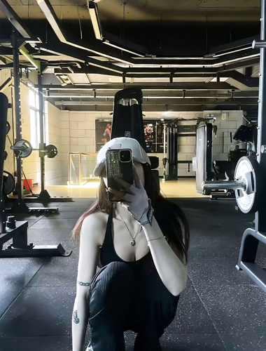 在健身房里的黑丝大长腿小姐姐，一来二去的混熟了，直接约出去开房，在酒店各种姿势爆操，嗲嗲的娇喘声蛮带劲的