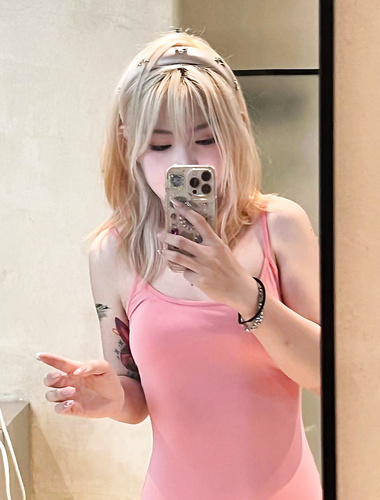 超絶倫な金髪女子大生が、ホテルのソファでコンドームなしで金髪の男に犯された。彼女のピンク色で柔らかそうなオマンコは最高だ。このアパートは本当に珍しくて、最高だ。