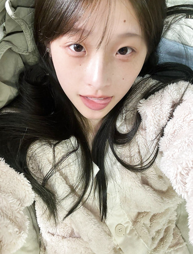 The pure and white female college student chatted naked with her long-distance boyfriend and took selfies in the girls' dormitory. She is just a bitch