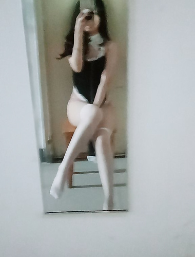 갓 졸업한 여대생은 남자친구와 함께 방을 구하고 싶어 안달이 났다. 콘돔도 없이 호텔에서 묶여 조련당하고, 격렬하게 삽입과 사정을 당했다. 그 작은 년의 자세가 여실히 드러났다.