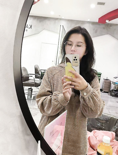 A trainee teacher who just graduated from a normal university was privately trained to be a bitch and was pressed on the bed by her boyfriend to cum crazily