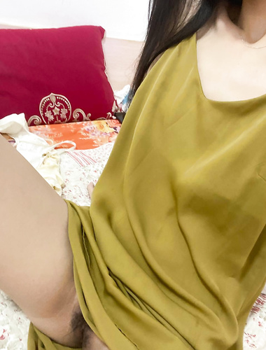 Bagaimana rasanya mempunyai teman wanita yang sangat nakal? Lihat sahaja lelaki ini! Macam-macam swafoto seksi, gambar jarak dekat dia menghisap zakar, menjilat batang yang besar—ia sangat menggoda. Dia juga menggunakan penggetar semasa sedang ditiduri. S