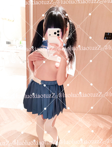 Loli kecil 'Lolo-chan' yang sangat comel, sah dan kawaii itu mempunyai lubang berbentuk sanggul kukus yang indah yang ditebuk secara kasar oleh zakar yang besar; dengan satu tusukan, ia terasa seperti sedang dikoyakkan.