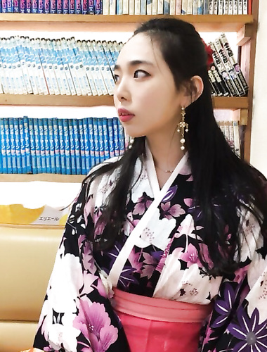 Một đoạn video chất lượng cao bị rò rỉ, ghi lại cảnh một người phụ nữ xinh đẹp và thanh lịch quan hệ tình dục với bạn trai của mình, bao gồm cả ảnh tự sướng khi cả hai đang quan hệ và thâm nhập vào nhau, đã bị phát tán trên mạng. Video gốc không có hình m
