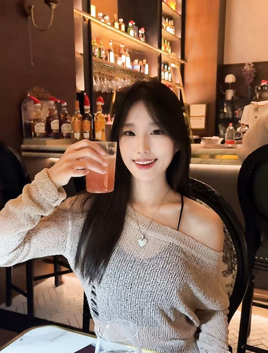 【原相機泄密】清純美女白天鳳凰古城文藝照，晚上酒店變小母狗露臉性愛，含內褲伸舌頭吸手指