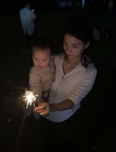 【無水印原檔泄密】青島人妻平時抱娃溫柔媽，晚上在家卻穿著情趣被老公手指猛摳啪啪性愛，欲仙欲死浪叫