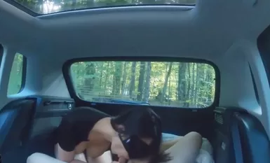 女友骚闺蜜被带到野外车震