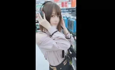 FC2PPV-1408267 《连续的 Nakadashi》，讲述身材超级苗条的害羞游戏女孩（63 分钟）。