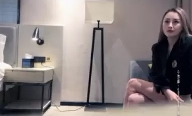 Ang maskuladong lalaki ay nakikipag-ugnay sa high-end na hottie online, nagbabayad ng cash para sa magagandang binti sa miniskirt