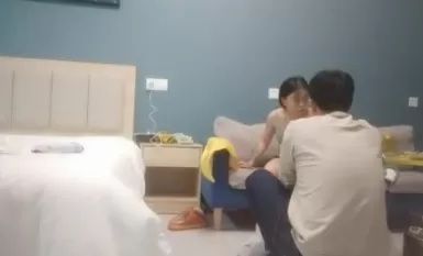 Xiaoxia Xunhua, cô gái siêu trẻ và dễ thương sinh năm 2000 với hình xăm ở chân, nâng mông và xoa lỗ