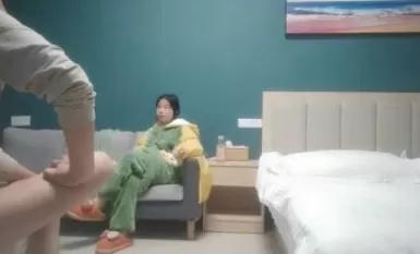 小夏尋花00後超嫩妹返場，脫下衣服揉捏白嫩奶子