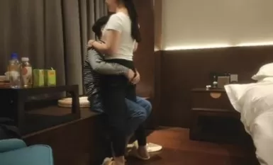 중국인들은 밤늦게 중국인들에게 거짓말을하지 않고 성숙한 여성과 섹스하고 옷을 벗고 가슴을 반죽하고 다리를 벌려 열심히 섹스를합니다.