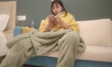 小夏寻深夜清纯纹身嫩妹返场，拔下内裤舔逼翘起屁股，转战床上后入抽插