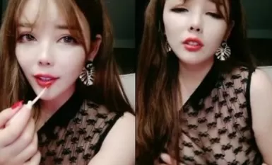 丰乳肥臀烈焰红唇女神级刚下海美女，情趣装拨开丁字裤，大黑牛震动肥穴