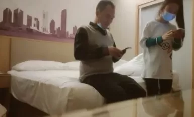 Tanya Liu Tanhua, seorang wanita muda dengan ekor kuda melepak larut malam, mengangkat pantatnya untuk menjilat batang dan dalam kerongkong, dan menunggang di atas dan mengambil inisiatif untuk menidurinya