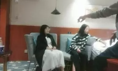 Si Xiaoxia Xunhua ay may marubdob na pakikipagrelasyon sa dalawang batang babae sa labas niya. Ang batang babae na may malalaking suso at mga tattoo sa kanyang likod at mga braso ay napaluhod at naka-deepthroat blowjob.