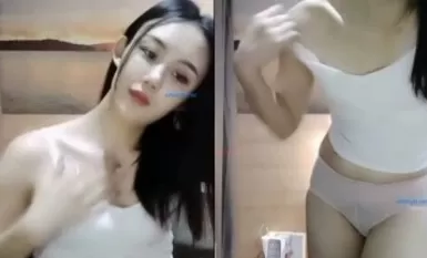 Isang magandang dalaga na may malinis na mukha at malinis ang anyo Matapos humithit ng sigarilyo ay ipinakita niya ang kanyang kalamigan at pinafinger ang kanyang puke.