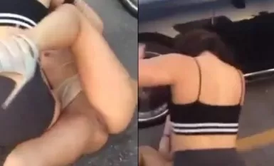 抓奸街头扒衣暴打小三