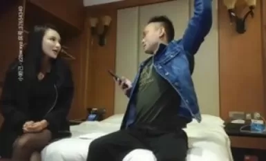 Bihira na makakita ng totoong stunner na may itim na medyas at magagandang binti na kasing ganda ng larawan.