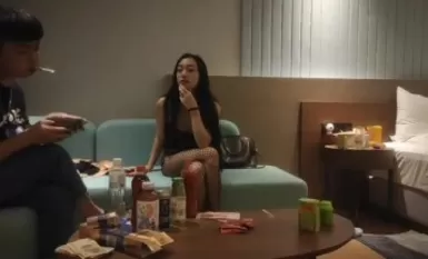 Seorang gadis slutty minum Budweiser hingga ke hujung dan mempunyai kaki yang cantik Dia mencangkung dalam stoking jala dan dalam kerongkong dia memegang pintu bilik mandi dan masuk dari belakang.