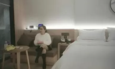 91老憨寻花激情3P骚熟女，洗完澡两根JB轮着舔，一个侧入一个插嘴