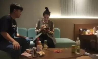 淫乱極まりない淫乱熟女の果てにバドワイザーを一杯、積極的なキスとチンコ揉み、ディープスロートオーラルセックスで体当たり騎乗位