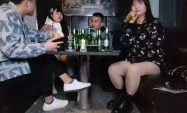 Hoán Đổi Vợ lần đầu trở lại 4P sau bao lâu vẫn giữ nguyên gu hát KTV và uống rượu