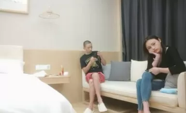 꽃을 찾는 이채 심야 장면 청바지 큰 가슴 주변 소녀, 그물 양말로 갈아 입고 카메라 머리 깊은 목구멍에