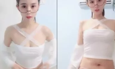 Meow Meow is a cat extreme face dimple beauty, wearing glasses and tied up hair, simply perfect to take off the panties to show fat buttocks