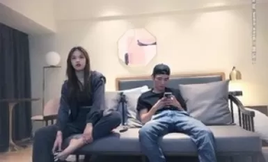 排骨哥網約170大圈高端妹子，一來看卡通看的入迷，讓我看看你奶子大不大