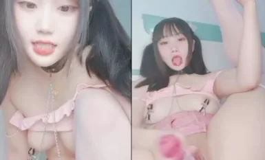 Cô gái hổ trắng 18 tuổi có thân hình hồng hào và sạch sẽ, âm hộ xinh đẹp, một thanh thủy tinh lõm và lồi đẩy ra vào, kẹp cổ và núm vú, cặp mông trắng trẻo và đầy đặn