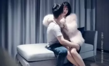 ふくよかで脚の長い若い女性は、兄に犯されながら口を大きく開けて叫び、とても楽しそうだ。