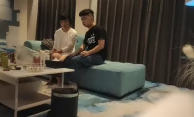 加錢哥約戰淫蕩小騷貨，裡面穿著比基尼，趴在健身球上揉穴