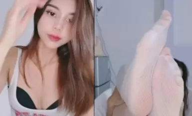 ดวงตาที่สวยงามของเธอดูคล้ายกับความงามแบบผสมผสานที่มีริมฝีปากสีแดง เธอเผยให้เห็นบั้นท้ายของเธอในถุงน่องตาข่ายสีขาวและกระตุกอย่างเย้ายวนใจ