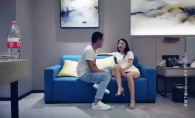 ชายหนุ่มนัดหมายกับอุปกรณ์ต่อพ่วงความงามระดับสูงทางออนไลน์ เธอมีรูปลักษณ์ที่ยอดเยี่ยมและขาที่สวยงาม เขาคุกเข่าลงและเลียหัวนมของเธอ