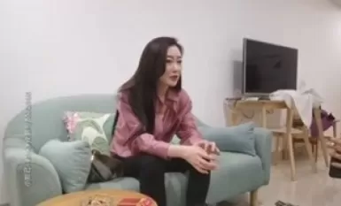 Seorang gadis dengan perangai yang baik, penampilan mewah dan kaki yang cantik Dia memakai baju dan kamisol Dia akan mengurut dan menjilat belakangnya.