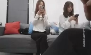 Pakcik itu membelanjakan 5,000 yuan untuk mengatur perjalanan seks dengan dua juruteknik wanita kedua-dua gadis itu mengangkat punggung mereka bersama-sama dan menggosok lubang mereka melalui seluar dalam mereka.