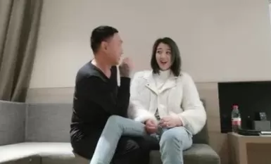 伟哥最近有点背老被人暗算足浴撩妹失败只好酒店约了个极品外围女