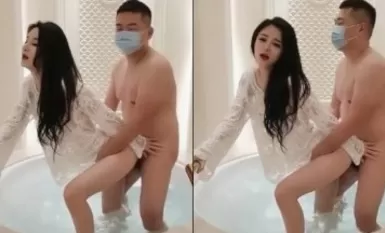 Ang bathtub ng hotel ay napakakomportable para sa pakikipagtalik at paglalaro. Vixen: Ahhhh~ Ang sarap sa pakiramdam, gusto kong manligaw