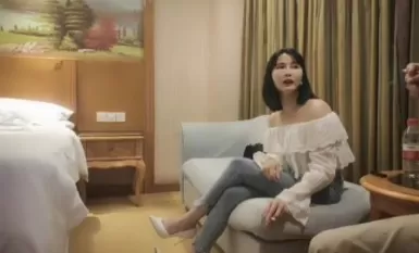 小馬丶尋花長腿牛仔褲美女小姐姐，喜歡穿著衣服調下情，抬起腿特寫揉穴