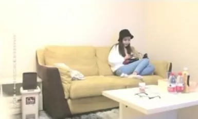 黑色漁夫帽萌萌噠美女帶著帽子操逼，美腿牛仔褲還在自拍，深喉嚨口交大屌